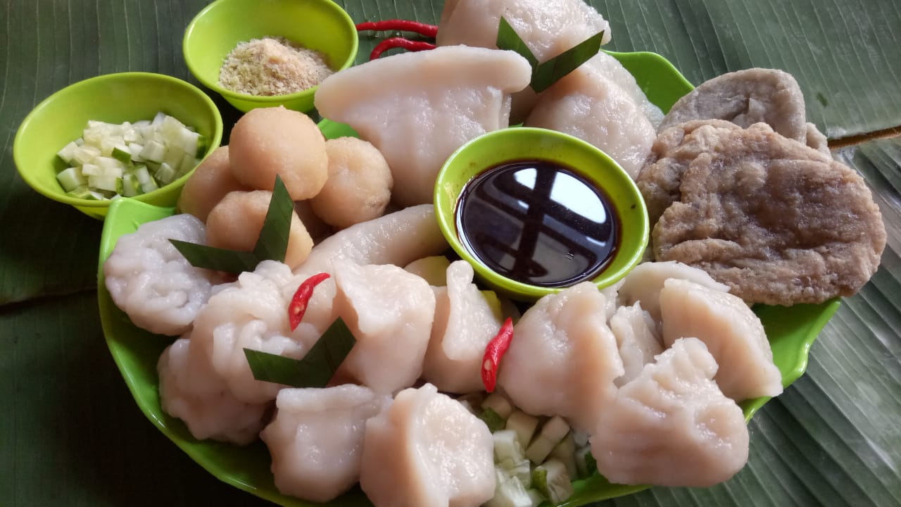 aneka pempek (adaan, lenjer, telur kecil, pistel, keriting, kulit, tahu)
