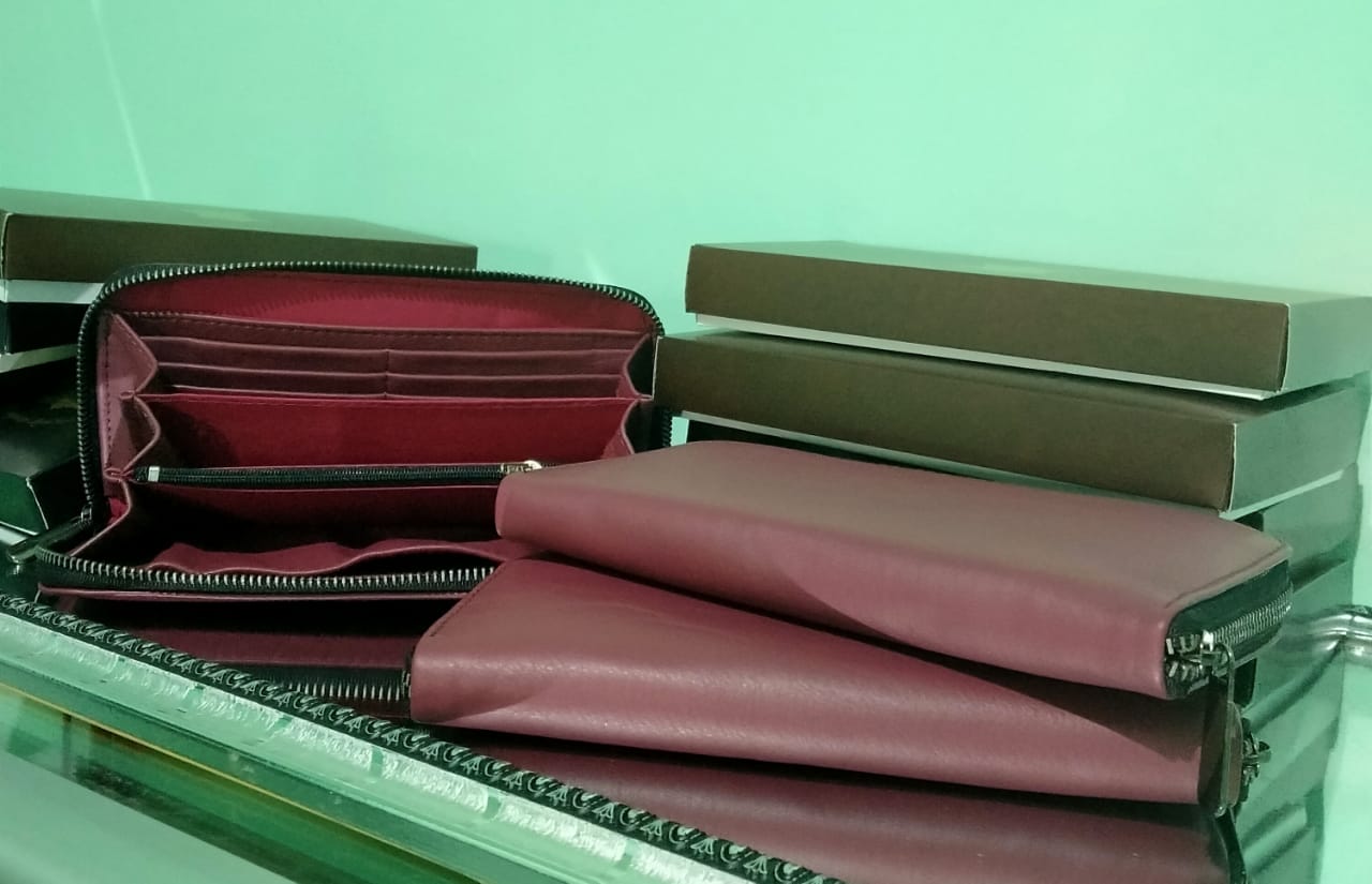 Dompet kulit wanita warna ungu